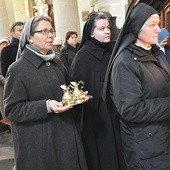  Przedstawicielki wspólnot zakonnych z diecezji płockiej: misjonarka Świętej Rodziny z Mławy, pasjonistka św. Pawła od Krzyża z Przasnysza i misjonarka klaretynka z Modlina w procesji z darami do ołtarza