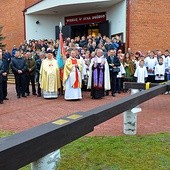  Misyjny krzyż stanął przed świątynią