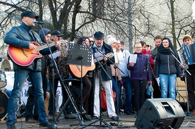  Zaśpiewali na placu, by pomóc chorej kobiecie 