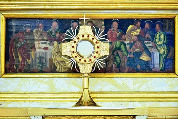 Pierwsza po miesiącach przerwy adoracja eucharystyczna w oddanym do użytku kościele
