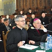 Synod to „Kościół w miniaturze”, wspólnota w drodze, która modli się, rozeznaje i prowadzi dialog – zwraca uwagę bp Piotr Libera