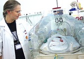 - Tutaj każdy dzień przynosi nowe niespodzianki - mówi pediatra Hanna Duda, ordynator na oddziale, gdzie ratuje się dzieci wcześnie urodzone