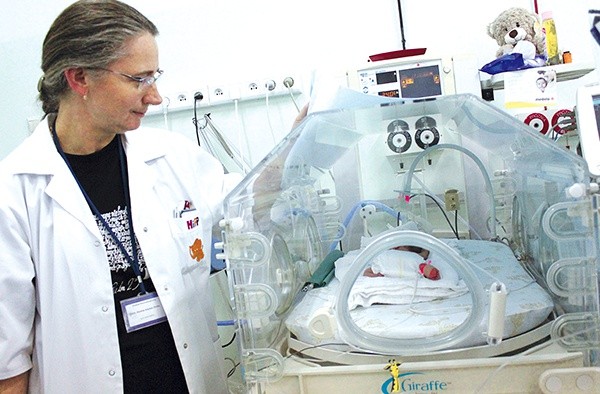 - Tutaj każdy dzień przynosi nowe niespodzianki - mówi pediatra Hanna Duda, ordynator na oddziale, gdzie ratuje się dzieci wcześnie urodzone