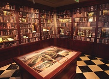 Zwiedzanie zaczyna się od wiernie zrekonstruowanej biblioteki klasztornej