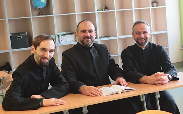 „Pijarzy są jak nasi aniołowie” – mówią dzieci. Od lewej br. Janusz,  Dudek, o. Wojciech Wojda, dyrektor, oraz o. Marek Barczewski