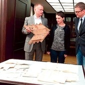  Joanna i Marcin Szóstakowie w MPW prezentują fragment podłogowej skrytki  