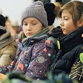 Dla dzieci przybyłych na Roraty był to nie tylko czas modlitwy, ale też lekcja, podczas której uczyły się, jak należy zachowywać się na drodze