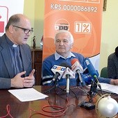  Z prawej Justyna Zawadzka. Za zaangażowanie w adaptację mieszkania Janowi Gizanowi dziękuje ks. Grzegorz Wójcik, dyrektor radomskiej Caritas