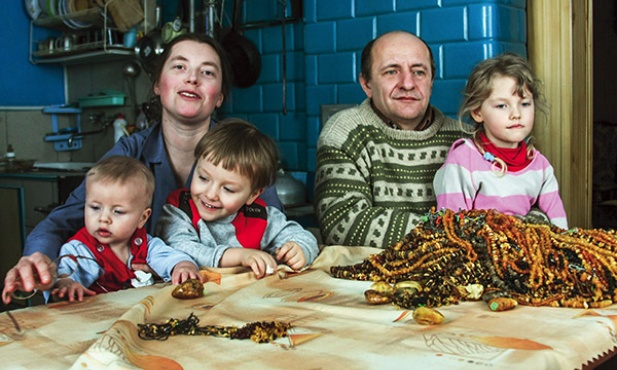 Laura i Zdzisław Bziukiewiczowie z dziećmi w rodzinnym domu. Od lewej: Piotruś, Pawełek i Lila 