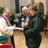 Ks. Przemysław Sawa i dorośli laureaci roratniego konkursu z nagrodami