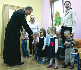 Maluchy z Brzeszcz odważnie witały się z biskupem Romanem Pindlem  w czasie jego odwiedzin