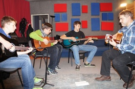 Marek Kozłowski uczył młodzież gry na gitarze od podstaw