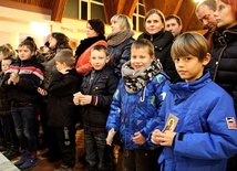 Dzieci przygotowujące się do przyjęcia Pierwszej Komunii św. otrzymały medaliki z wizerunkiem Niepokalanej