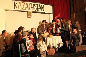 Na scenie z ks. Pawłem Nowakiem (w roli ks. Bukowińskiego) występują całe rodziny JaNowego Teatru