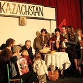 Na scenie z ks. Pawłem Nowakiem (w roli ks. Bukowińskiego) występują całe rodziny JaNowego Teatru