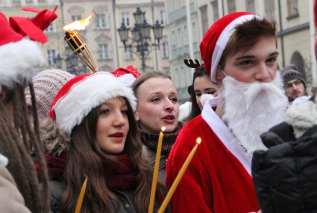 Światło z Betlejem i kolędowanie na rynku