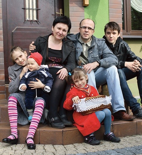 Aleksandra i Janusz z dziećmi: Agatą, Tobiaszem, Marianną i Przemkiem