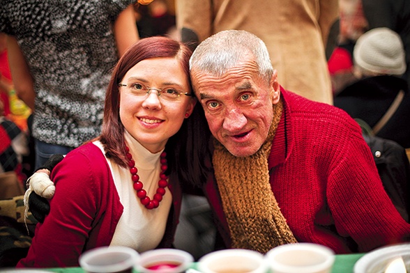 Wolontariuszka Ola Bujwan oraz Jurek, jeden z najstarszych przyjaciół wspólnoty, przy ubiegłorocznym wigilijnym stole