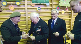  Na wieczerzę przybył gen. Stanisław Karliński „Burza”, jeden z oficerów  25. Pułku AK. Łamie się opłatkiem z Marianem Podgórecznym.  Obok (od lewej) Ryszard Bielański i Tomasz Łuczkowski