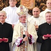  Od lewej: biskup nominat Marek Szkudło, abp Wiktor Skworc i biskup nominat Adam Wodarczyk w kaplicy seminarium chwilę po ogłoszeniu decyzji papieża Franciszka