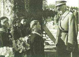  Wiesław Celka wita generała (w środku z kwiatami Kazimiera Czernikowska)