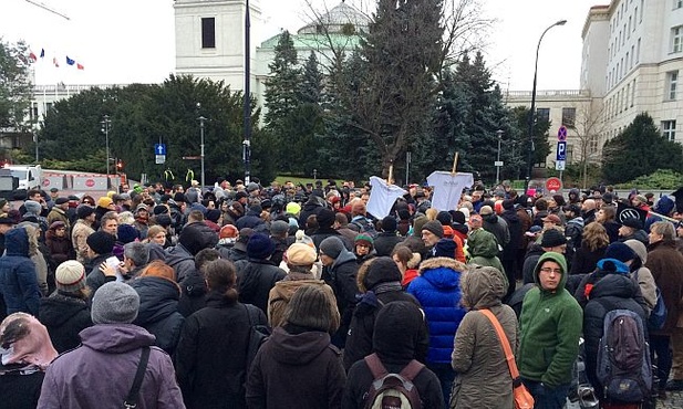 Krzyczeli: kasa na żłobki, nie na kościoły!