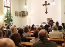 Ze względu na dużą liczbę słuchaczy bp Pindel wygłaszał konferencje w dużej kaplicy 