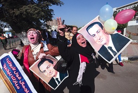  Tak zwolennicy Hosniego Mubaraka cieszyli się po uniewinnieniu byłego prezydenta Egiptu przez sąd od zarzutu wydania rozkazu strzelania do demonstrantów podczas arabskiej wiosny
