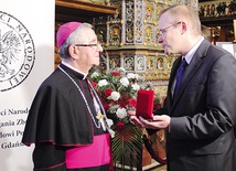Abp Głódź odebrał nagrodę „Świadek Historii” z rąk dr. Łukasza Kamińskiego, prezesa Instytutu Pamięci Narodowej 