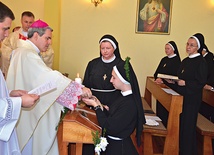  Podczas ślubów siostry przyjmują franciszkański krzyż