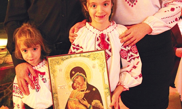  Łemkowie podtrzymują dawne tradycje m.in. przez gwarę,  strój i wielki szacunek do ikon. Na zdjęciu Lidia Świątkowska  z mężem Piotrem i córkami Natalią i Darią Antoniną