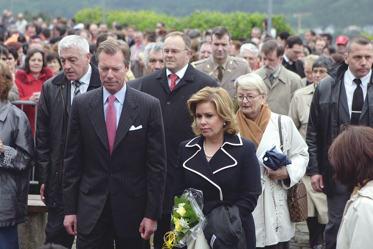 Książę Luksemburga Henri z księżną Marią Teresą podczas dorocznej pielgrzymki w sanktuarium MB Fatimskiej w Wiltz. Para książęca nie kryje swojej szczerej wiary w Boga