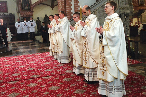  Przez rok, do święceń następnego rocznika, młodzi kapłani są nazywani neoprezbiterami