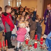  Co miesiąc w kaplicy pw. Niepokalanego Serca Najświętszej Maryi Panny w Skierniewicach odbywa się Msza św. dla dzieci z przedszkola i ich rodzin