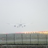  Samolot podchodzi do lądowania w Balicach we mgle, która jeszcze pozwala na wykonywanie operacji