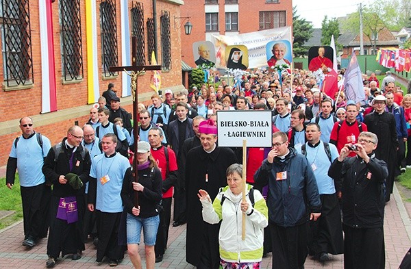 Biskup bielsko-żywiecki na czele diecezjalnej pielgrzymki wkraczającej do Łagiewnik