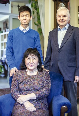  Zhenwen Liu wiele czasu spędza ze swoimi rodzicami chrzestnymi.  Są dla niego przewodnikami nie tylko na drodze wiary