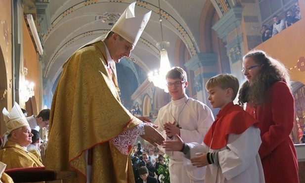 Bp Roman Pindel przyjmuje homagium najmłodszych diecezjan