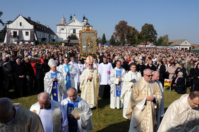 W Wysokim Kole abp Wacław Depo przewodniczył uroczystości 330. rocznicy cudownego obrazu MB Różańcowej, 320. rocznicy istnienia kościoła, 40. rocznicy koronacji i 10. rocznicy rekoronacji po kradzieży papieskich koron