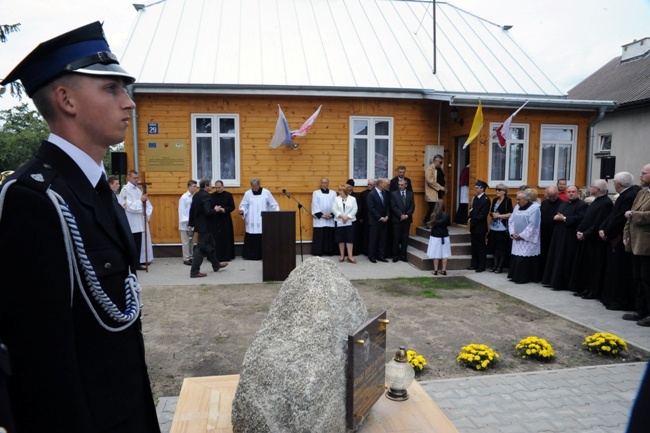 W Pelagowie-Trablicach w dawnej plebanii została otwarta izba pamięci ks. Romana Kotlarza, śmiertelnej ofiary pobić przez „nieznanych sprawców” po robotniczym proteście z czerwca 1976 r.