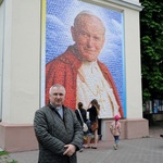 W Skaryszewie pojawił się portret św. Jana Pawła II zrobiony z fotografii mieszkańców