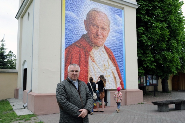 W Skaryszewie pojawił się portret św. Jana Pawła II zrobiony z fotografii mieszkańców