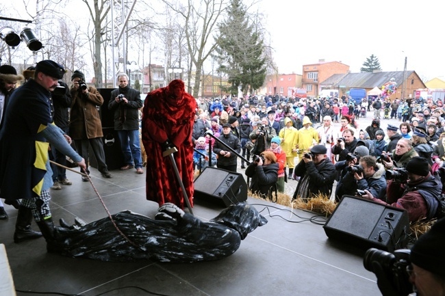 W Jedlińsku na początek Wielkiego Postu odbyło się widowisko ”Ścięcie śmierci”