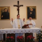 Ks. Rafał Wiśniewski (z lewej) i ks. Cezary Porada od ponad tygodnia odprawiają Eucharystię w swojej kaplicy