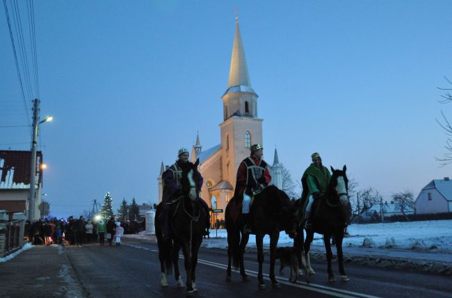 Orszak i koncert w Obrowcu