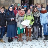 Podczas wizyty w Pradze był też czas na zwiedzanie i pamiątkowe fotografie. Na zdjęciu: diecezjanie przed kościołem pw. śś. Piotra i Pawła w Wyszehradzie