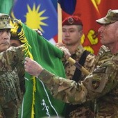 Gen. John Campbell (z lewej) podczas uroczystości wycofania wojsk NATO z Afganistanu, 28 grudnia 2014