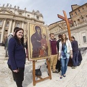 Przejęcie symboli przez polską młodzież w ostatnią Niedzielę Palmową w Rzymie