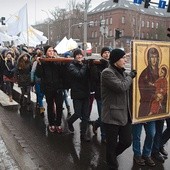 W Nowy Rok uczestnicy Plus Prologu ponieśli symbole ŚDM ulicami Opola 