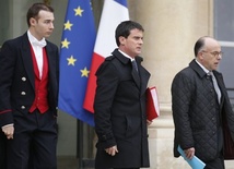 Szef MSW Francji: zamachowców było trzech